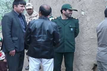 همکاری بسبج و شبکه دامپزشکی فاروج در خصوص سم پاشی اماکن دامی مناطق محروم 