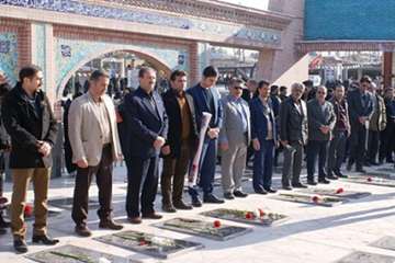 حضور مدیرکل و کارکنان دامپزشکی استان در گلباران مزار شهدا -15بهمن94