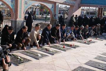 حضور مدیرکل و کارکنان دامپزشکی استان در گلباران مزار شهدا -15بهمن94