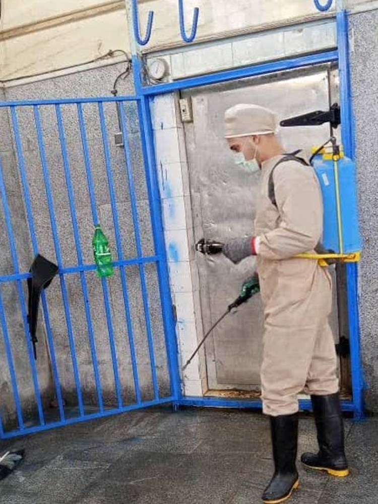 سمپاشی و ضد عفونی دوره ای کشتارگاه دام سملقان توسط شبکه دامپزشکی شهرستان 