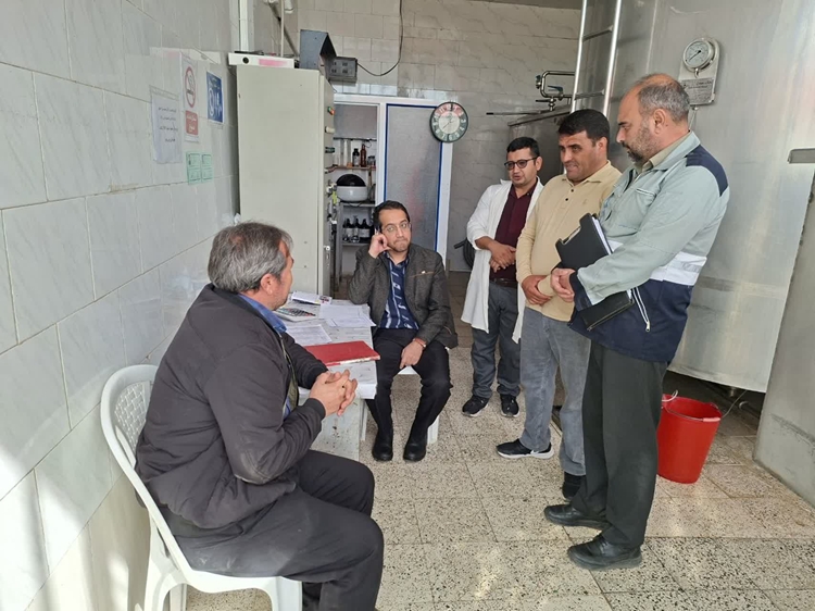 بازدید کارشناسان اداره نظارت بر بهداشت عمومی دامپزشکی خراسان شمالی از مرکز جمع آوری شیر گز و کارخانه خوراک دام بک پولاد شهرستان رازو جرگلان